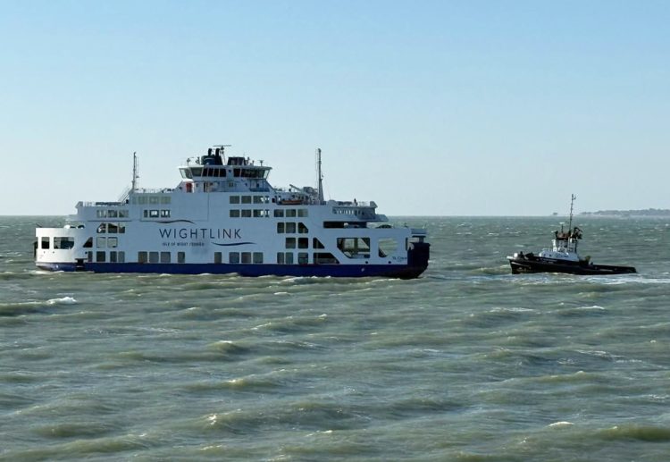 POLICE CALLED AFTER 3 MEN SEEN ‘FORCING ENTRY’ TO COWES PROPERTY