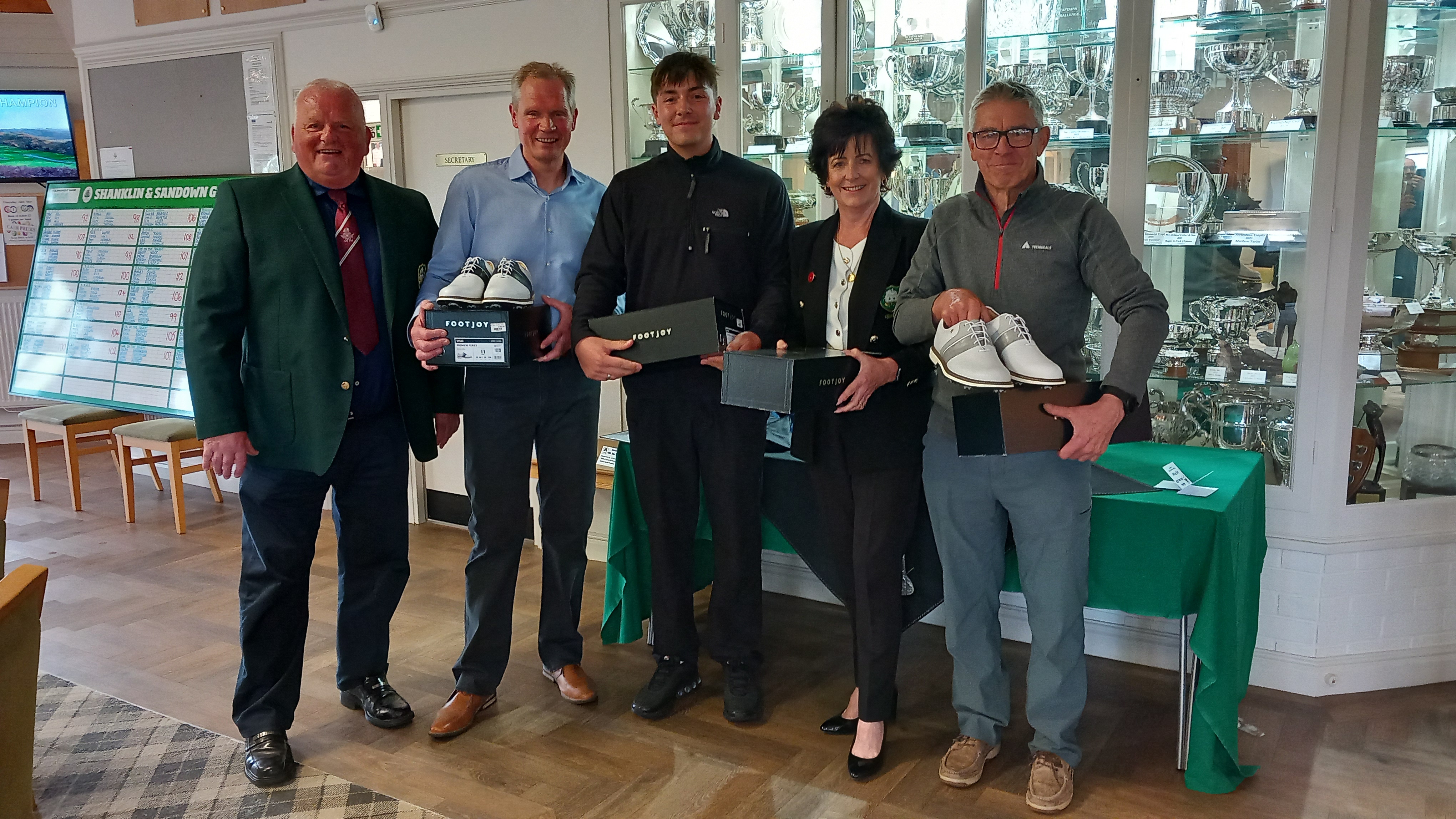 JON BANKS AND TEAM CLAIM VICTORY IN SHANKLIN & SANDOWN GOLF SHOWDOWN