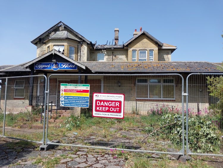 FIRE-HIT CYGNET HOTEL IN SANDOWN SECURED AS AUTHORITIES STEP UP PATROLS