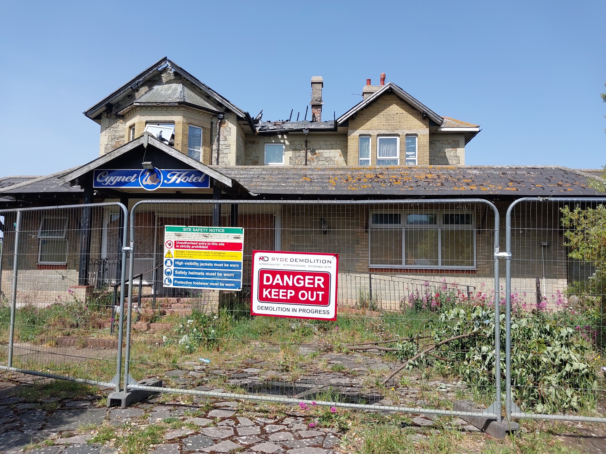 FIRE-HIT CYGNET HOTEL IN SANDOWN SECURED AS AUTHORITIES STEP UP PATROLS