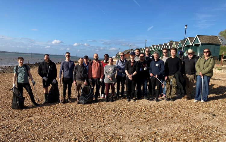 SOFTWARE STAFF SWAP SCREENS FOR SEASHORE IN ISLE OF WIGHT BEACH CLEAN