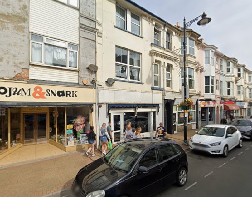 SANDOWN HIGH STREET PREMISES TO RETAIN SHOPFRONT AS NEW FLAT APPROVED