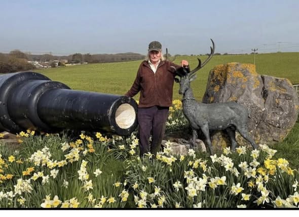 ‘SUBSTANTIAL REWARD’ OFFERED AFTER LANDMARK STAG SCULPTURE STOLEN FROM SANDOWN