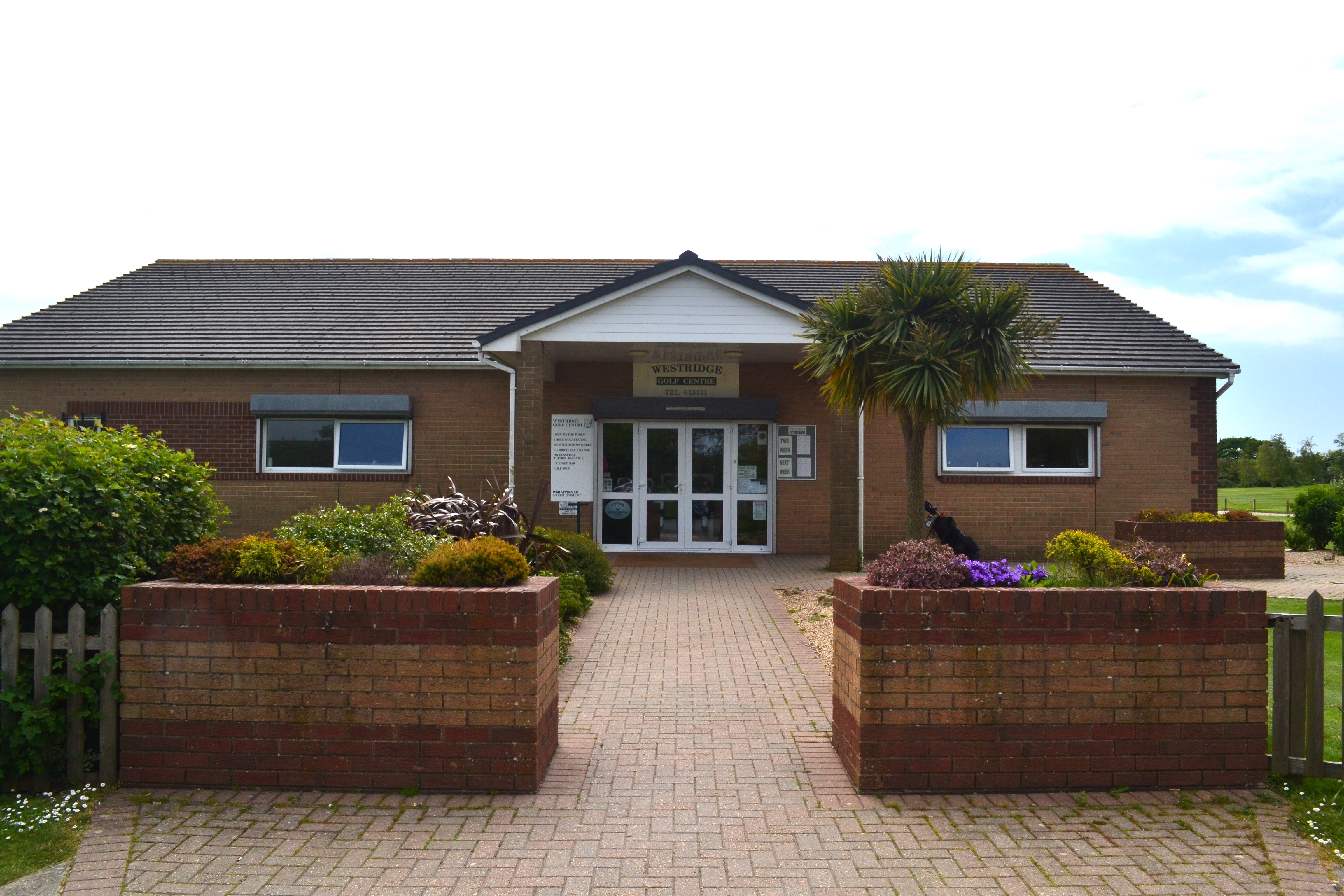 WESTRIDGE GOLFERS RAISE NEARLY £900 FOR MOUNTBATTEN HOSPICE