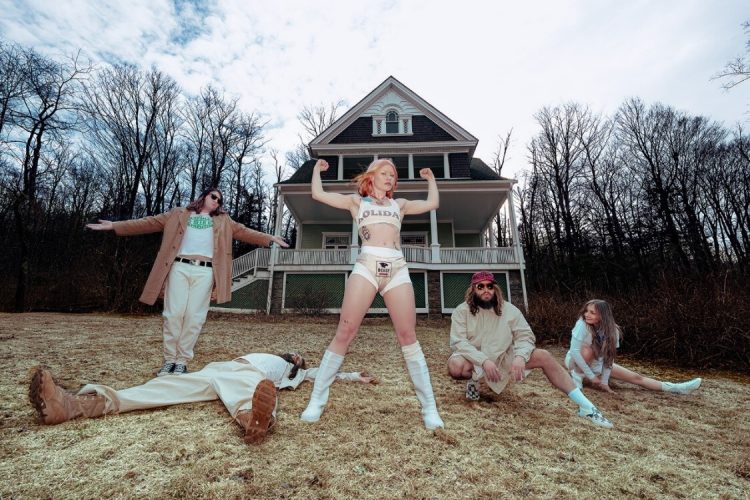 WET LEG ANNOUNCE DELUXE VERSION OF CHART-TOPPING ALBUM ‘MOISTURIZER’