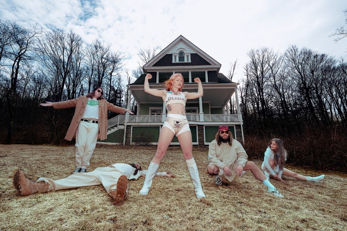 WET LEG ANNOUNCE DELUXE VERSION OF CHART-TOPPING ALBUM ‘MOISTURIZER’