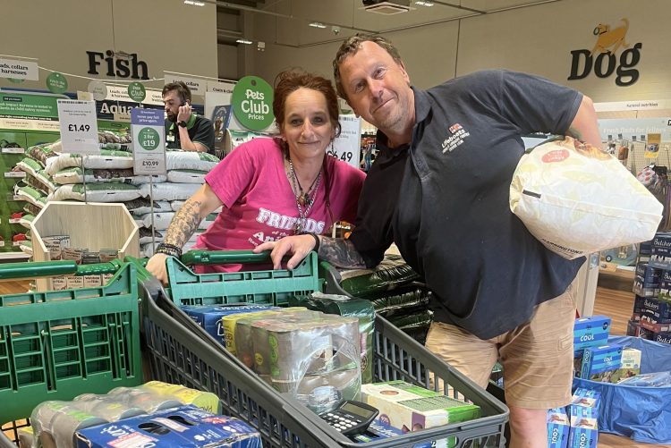 RANDOM ACT OF KINDNESS SEES STRANGER PAY FOR RESCUE DOG FOOD SHOP