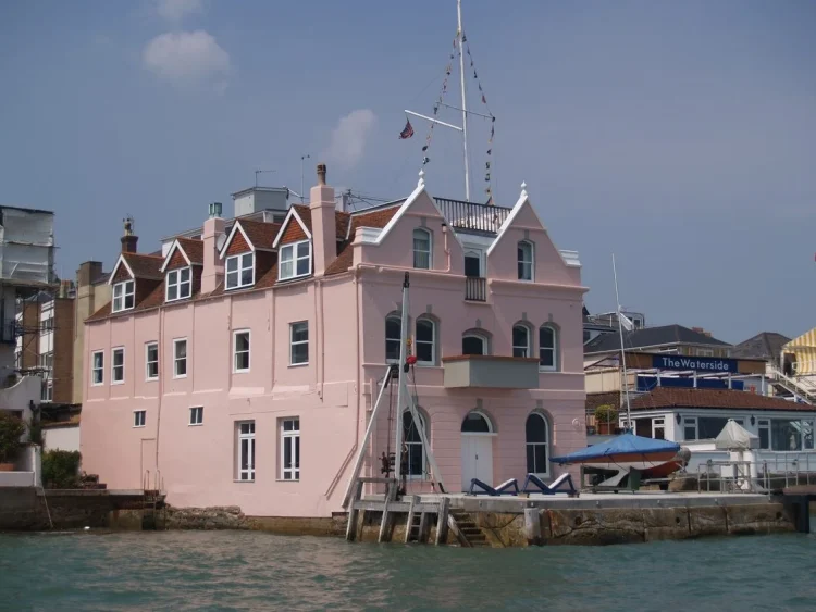 CONCERNS OVER NOISE AND SAFETY AS COWES SEAFRONT VENUE SEEKS ALCOHOL LICENCE