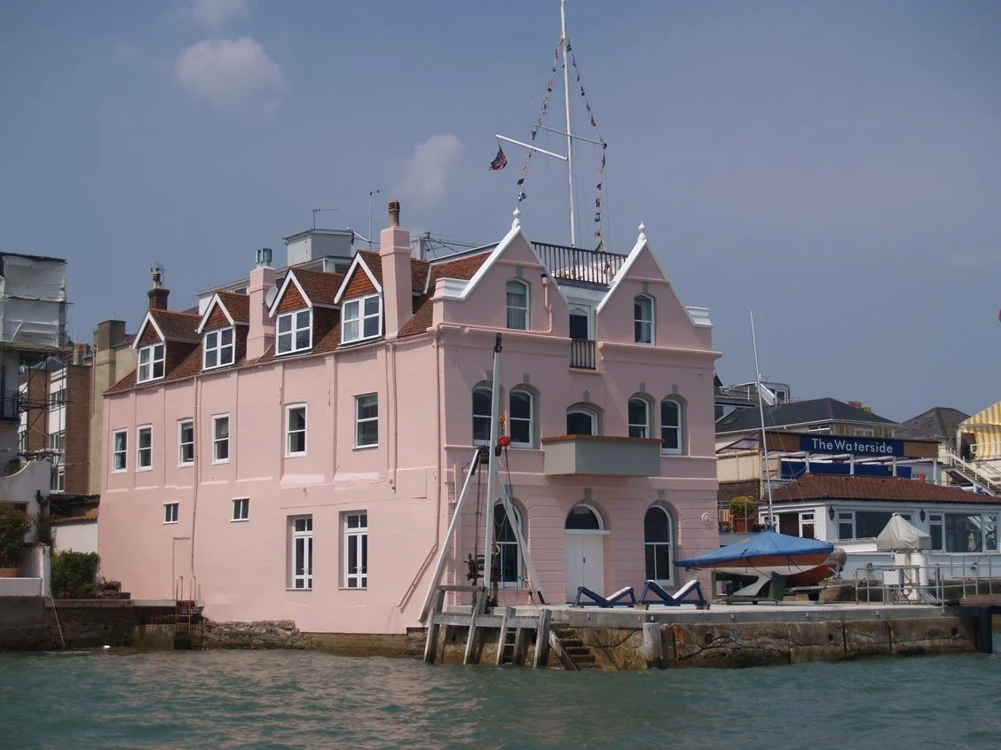 CONCERNS OVER NOISE AND SAFETY AS COWES SEAFRONT VENUE SEEKS ALCOHOL LICENCE