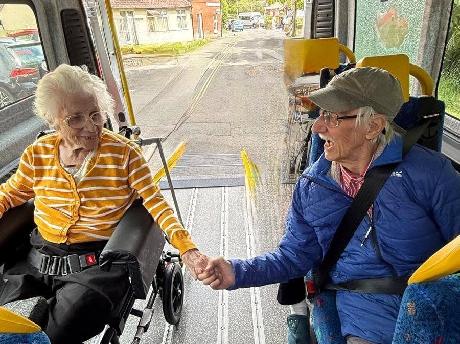 INGLEFIELD CARE HOME RESIDENTS TAKE A TRIP TO LOCAL WEST WIGHT DEMENTIA CHOIR