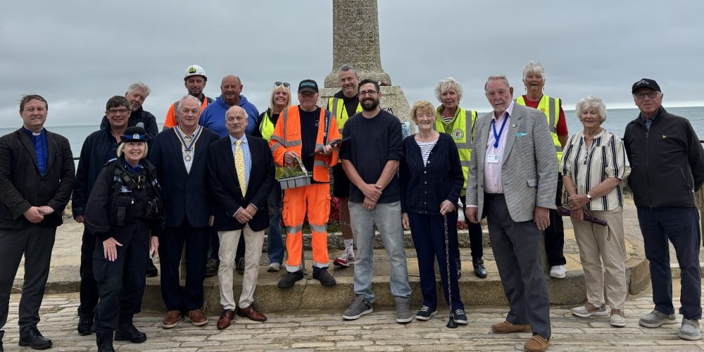 SANDOWN’S MUCH-LOVED STREET CLEANER HONOURED AFTER 25 YEARS OF SERVICE