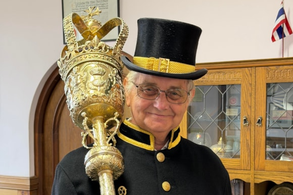 ISLE OF WIGHT MACE-BEARER MARKS 25 YEARS OF CIVIC SERVICE