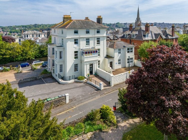 BIDDING BATTLES AS HOST OF ISLE OF WIGHT PROPERTIES SOLD AT AUCTION