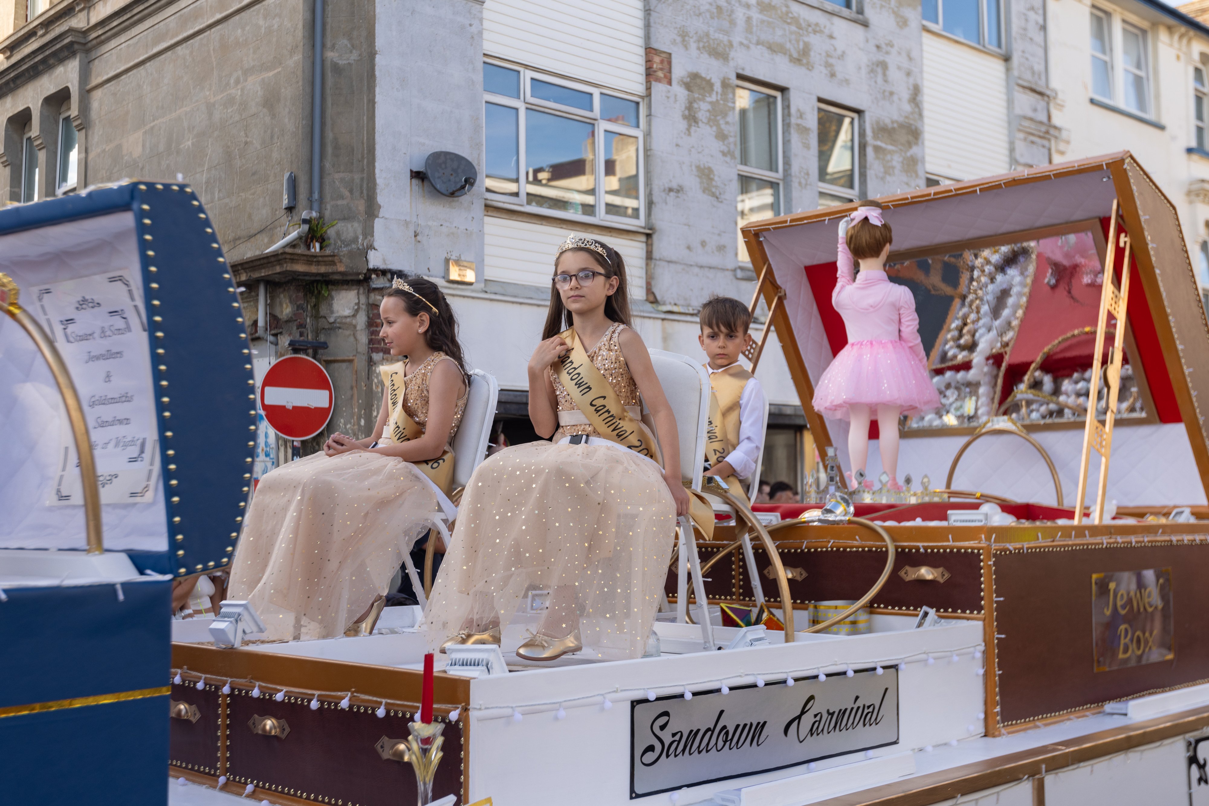 SANDOWN CARNIVAL DRAWS HUGE CROWDS FOR ONE OF ITS BIGGEST PARADES YET