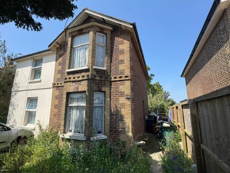 3 ISLE OF WIGHT PROPERTIES CAUGHT IN BIDDING WARS AT LATEST CLIVE EMSON AUCTION