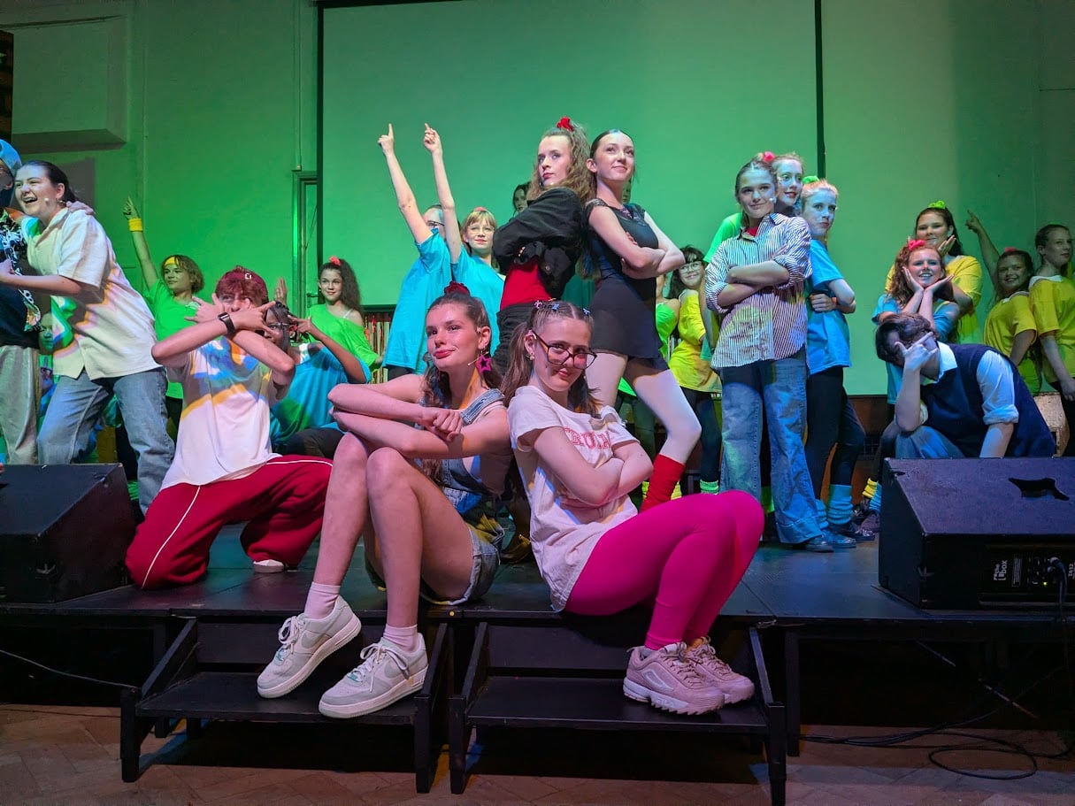 STANDING OVATION FOR THE BAY CE SCHOOL’S OUTSTANDING PRODUCTION OF FAME JR.
