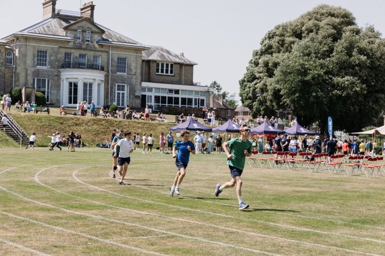 JOIN THE FANCY DRESS 3K AS WIGHT GAMES FESTIVAL SUPPORTS 3 CHARITIES