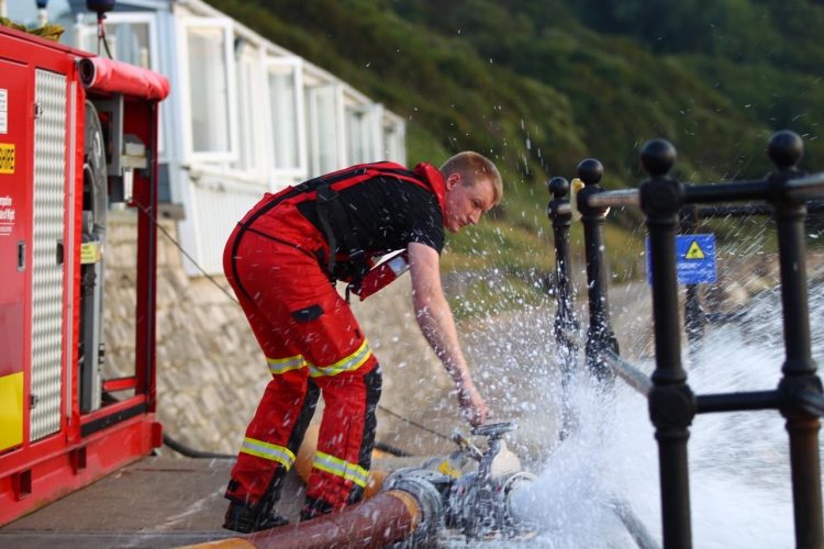 HEADON WARREN BLAZE COULD SEE FIREFIGHTING ACTION FOR UP TO 3 MORE DAYS