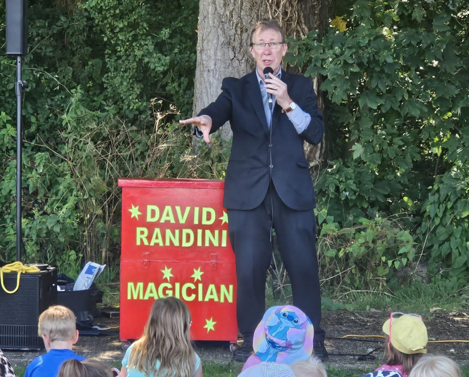 FREE SEAFRONT MAGIC SHOWS RETURN TO EAST COWES AND RYDE FOR SUMMER HOLIDAYS