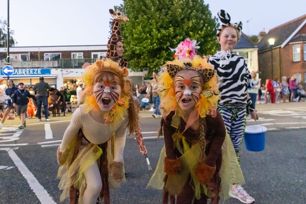 EAST COWES CARNIVAL RETURNS WITH ANOTHER SPECTACULAR COMMUNITY CELEBRATION