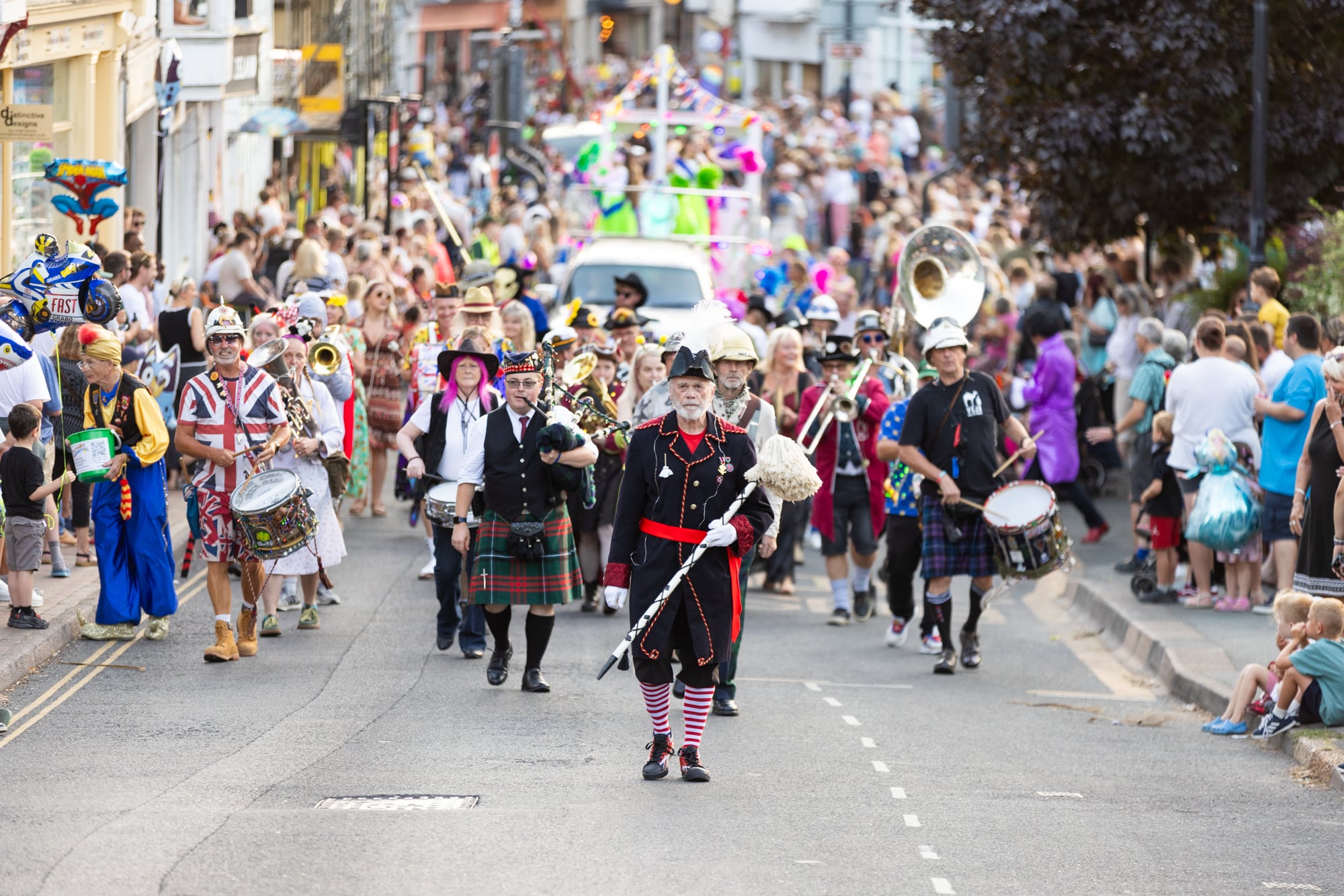 VENTNOR’S STREETS FILLED WITH COLOUR, MUSIC AND CARNIVAL SPIRIT