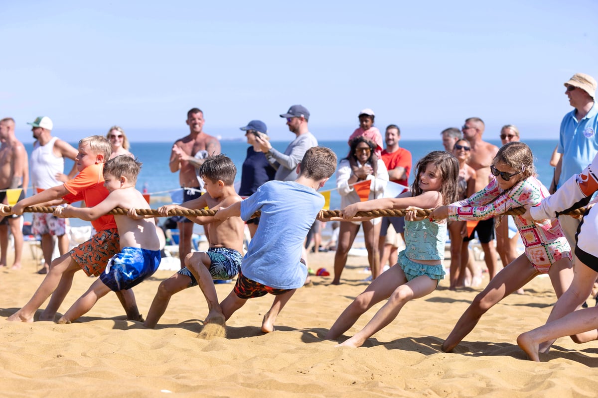 COLOUR, CROWDS AND CREATIVE HATS TAKE OVER SANDOWN FOR ANNUAL REGATTA