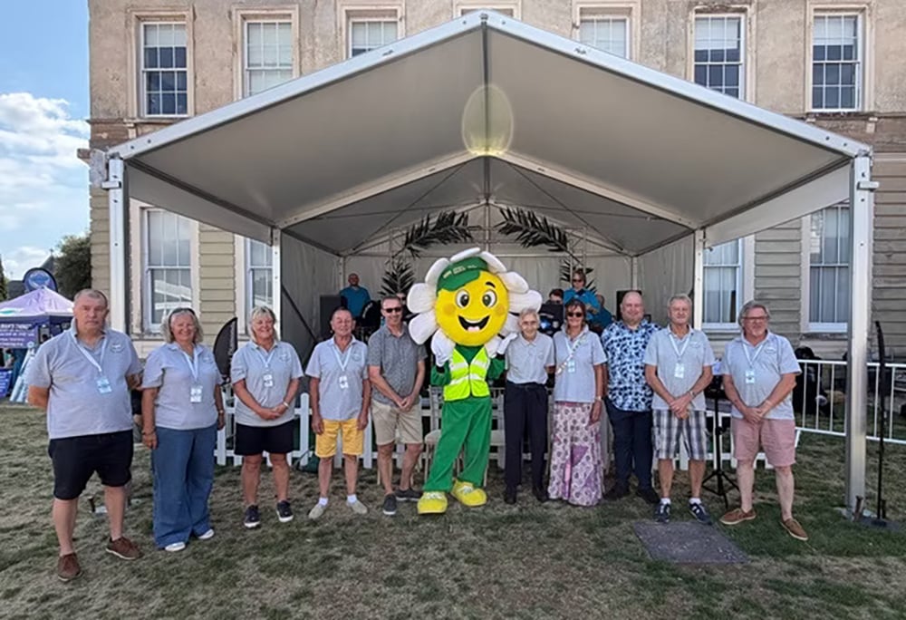 £3,250 FUNDRAISING SUCCESS FOR CANCER PATIENT TRANSPORT SERVICE AS DAISY RING BUS TURNS 1