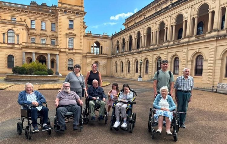 TOTLAND CARE HOME RESIDENTS ENJOY A SUNNY DAY TRIP TO OSBORNE HOUSE