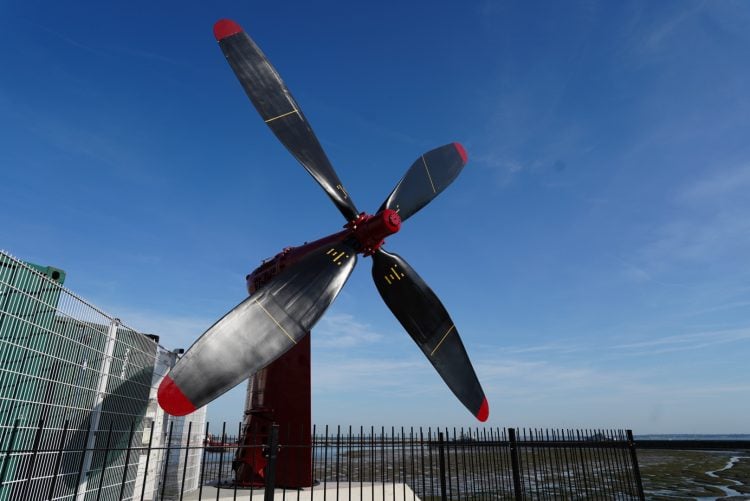 WORLD’S LARGEST HOVERCRAFT HONOURED WITH NEW EAST COWES WATERFRONT MONUMENT