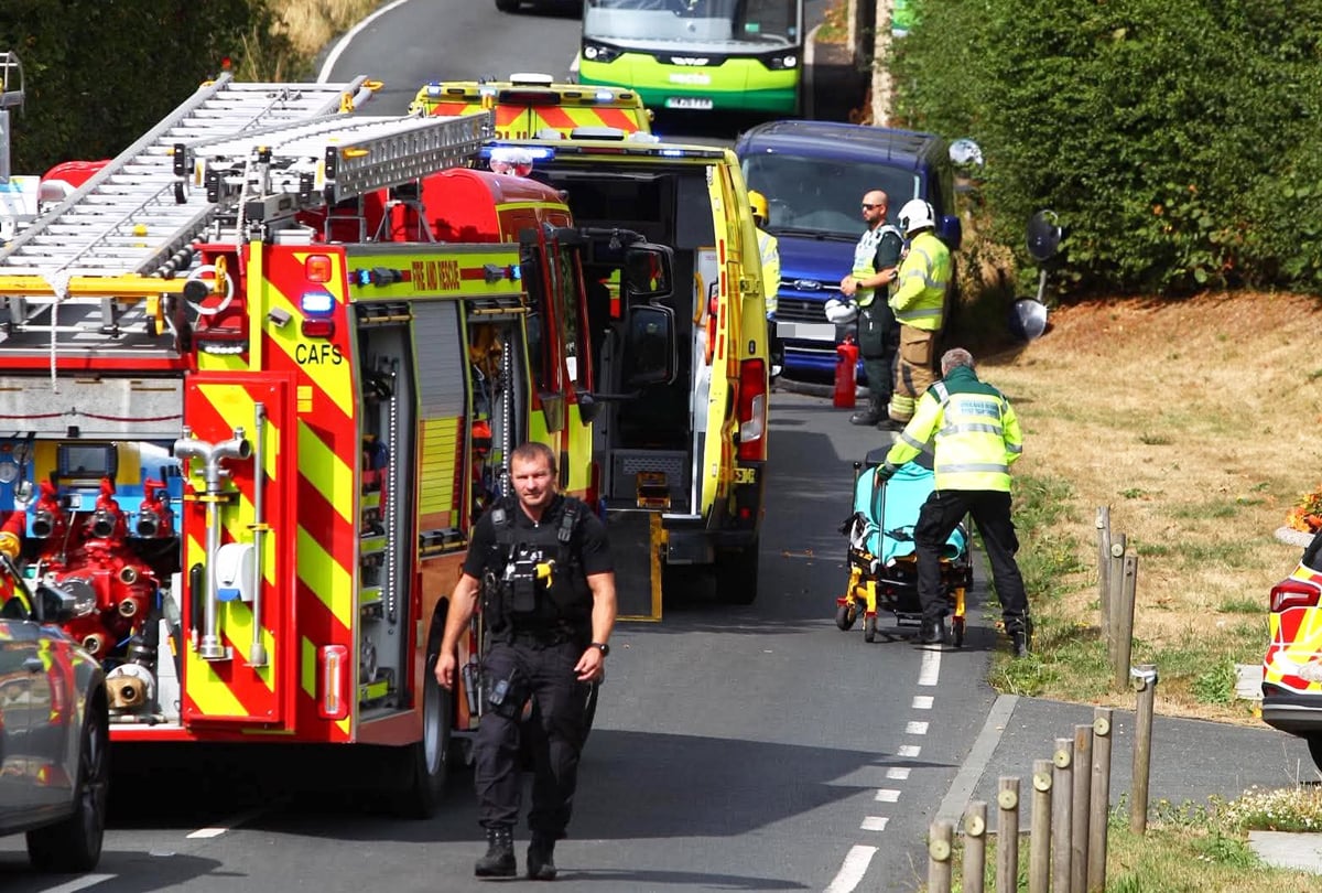 SMASH BETWEEN VAN AND CAR CLOSES MAIN ROAD INTO BEMBRIDGE