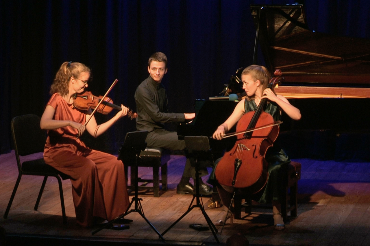 AMELIO TRIO DELIGHT PACKED WEST WIGHT AUDIENCE WITH SEASON-OPENING CONCERT