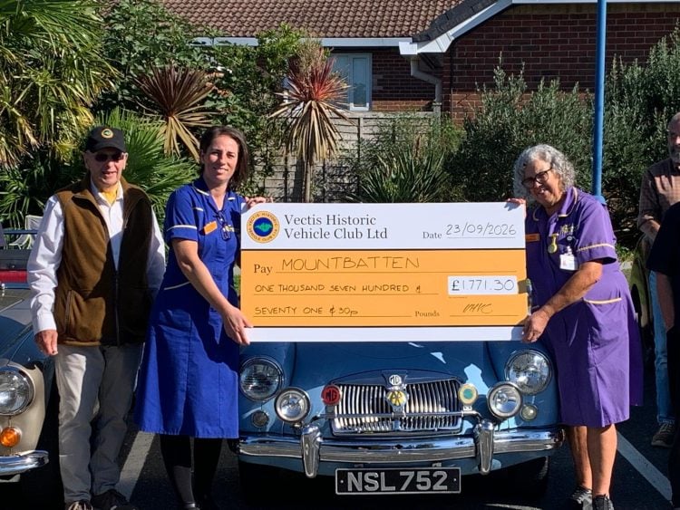 VECTIS HISTORIC VEHICLE CLUB DONATES MORE THAN £1,700 TO MOUNTBATTEN