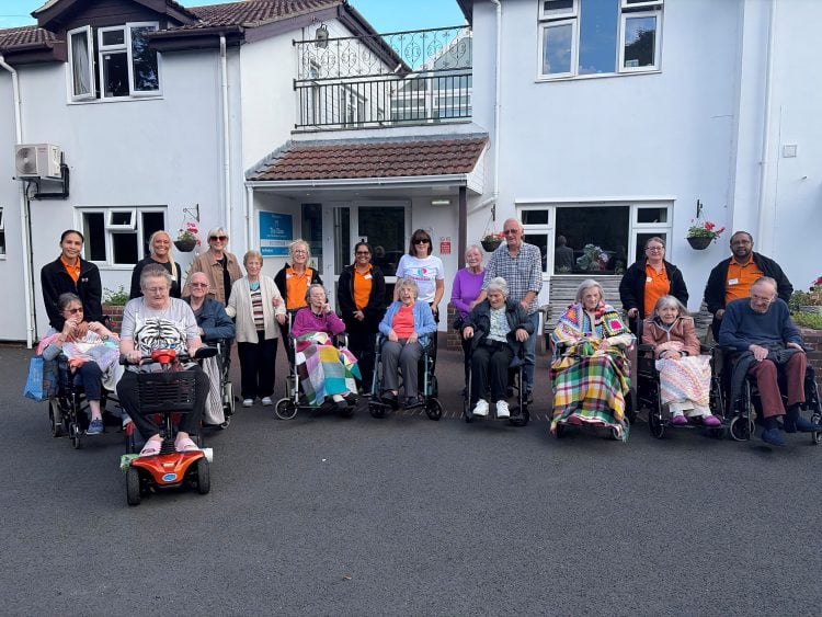 BEMBRIDGE RESIDENTS STEP OUT IN SUNSHINE TO RAISE AWARENESS OF DEMENTIA