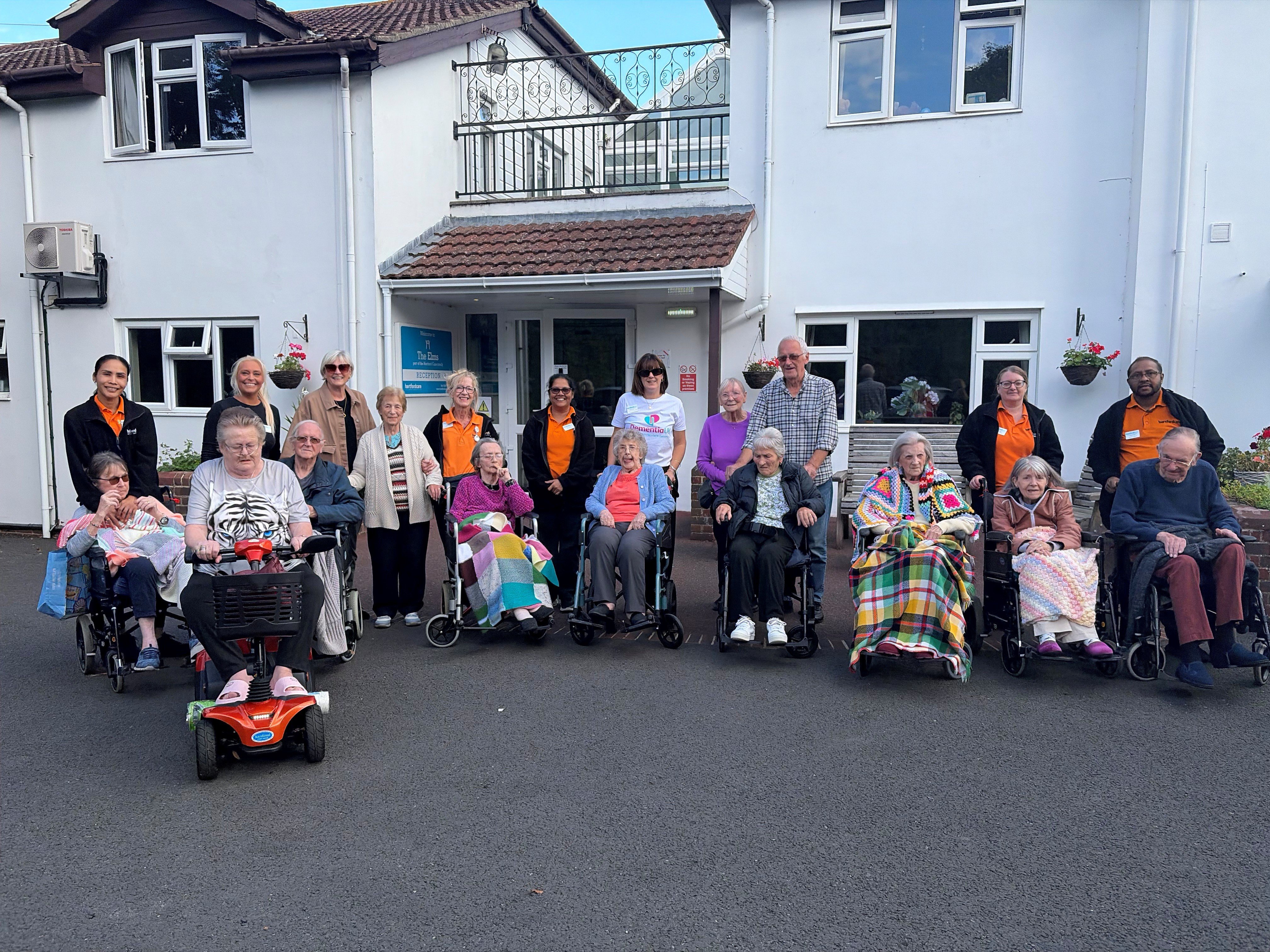 BEMBRIDGE RESIDENTS STEP OUT IN SUNSHINE TO RAISE AWARENESS OF DEMENTIA