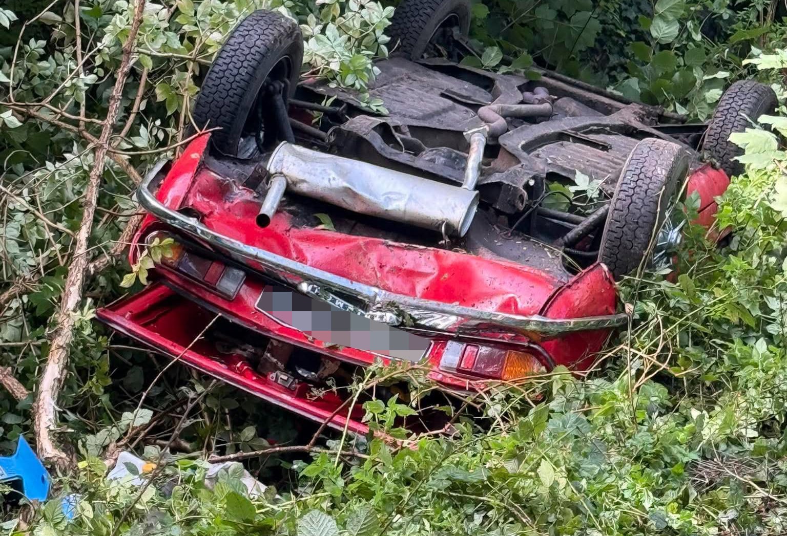 DRIVER’S LUCKY ESCAPE AS CLASSIC TRIUMPH OVERTURNS NEAR CALBOURNE