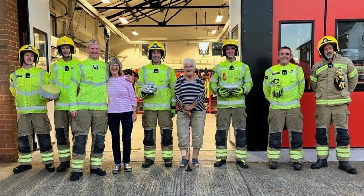 CAKES FOR CREWS AS FRESHWATER BAY WI THANKS HEADON WARREN FIREFIGHTERS