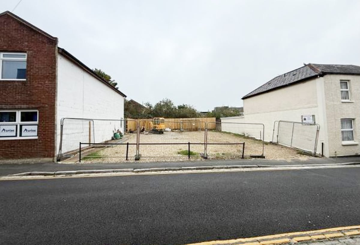 VACANT RYDE TOWN CENTRE LAND COULD BECOME TERRACE OF 3 HOMES