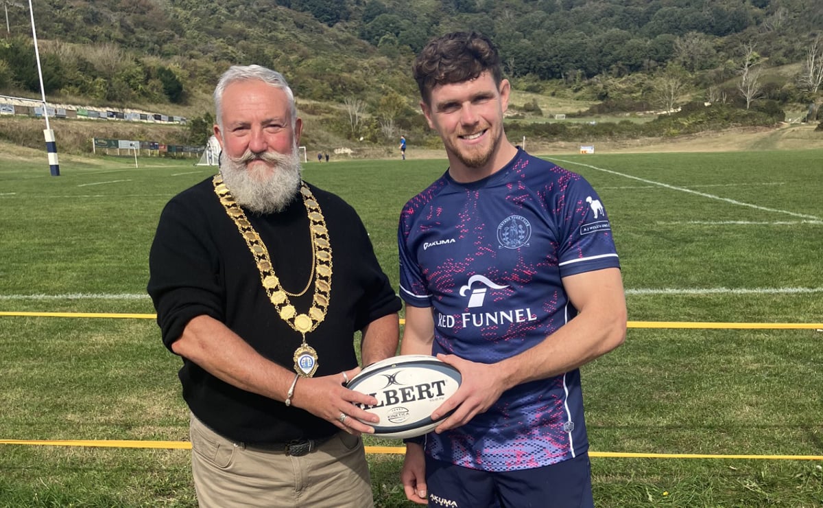 VENTNOR MAKE WINNING START WITH 17-7 VICTORY OVER ROMSEY AT WATCOMBE