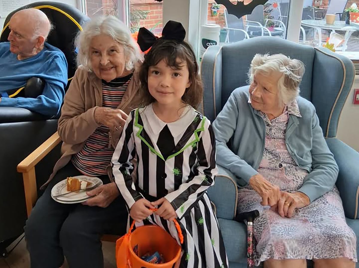 APPLE BOBBING BRINGS LAUGHTER AS TOTLAND CARE HOME RESIDENTS ENJOY HALLOWEEN FUN