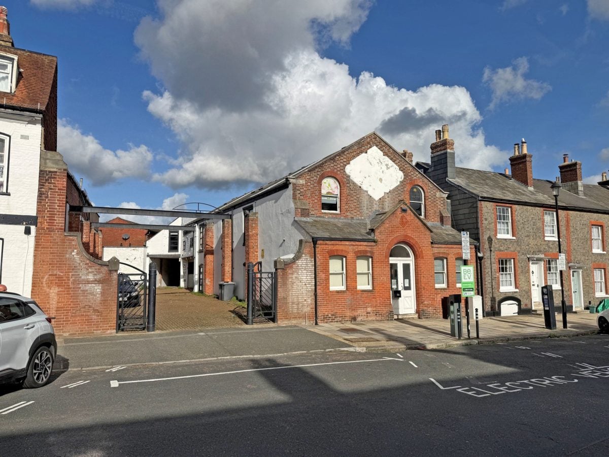 FORMER BAR AND NEWPORT OFFICE BUILDING AMONG 5 ISLAND PROPERTIES HEADING TO AUCTION