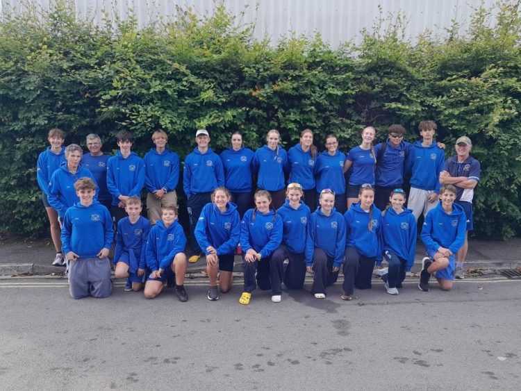 YOUNG ISLE OF WIGHT ROWERS CELEBRATE RARE VICTOR LUDORUM TRIUMPH