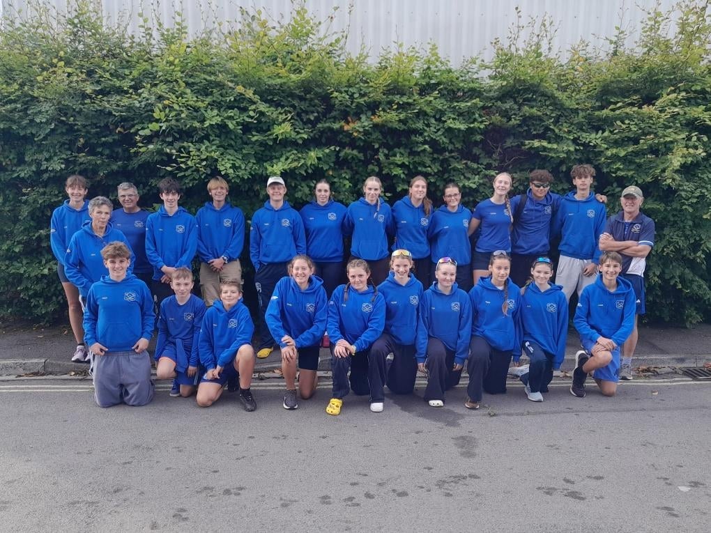 YOUNG ISLE OF WIGHT ROWERS CELEBRATE RARE VICTOR LUDORUM TRIUMPH