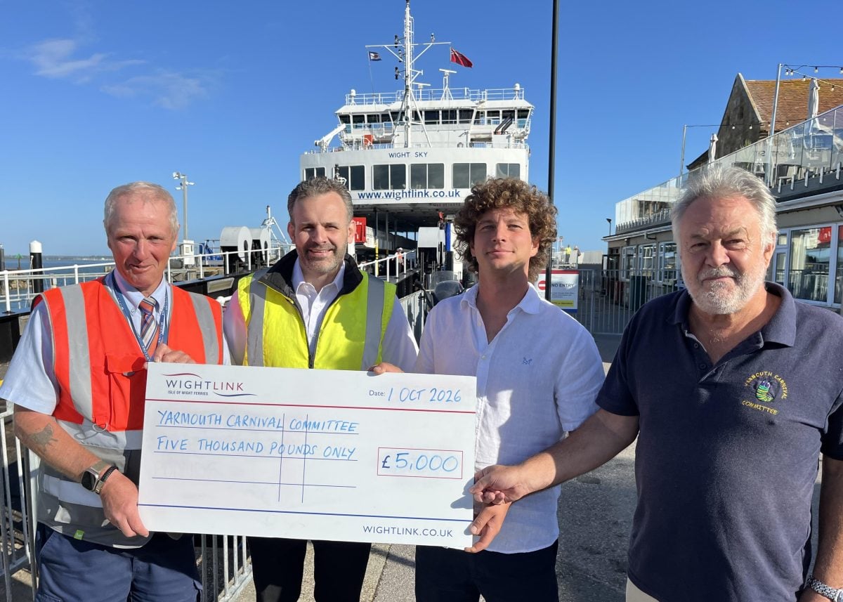 WIGHTLINK DONATES £5,000 TO KEEP YARMOUTH’S BONFIRE NIGHT TRADITION ALIVE