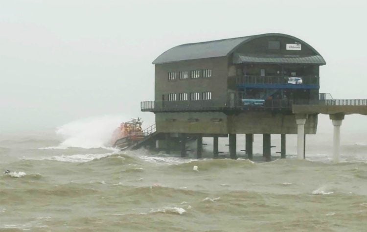 VIDEO: DRAMATIC FOOTAGE CAPTURES RNLI LIFEBOAT BATTLING STORM AUSTEN WAVES