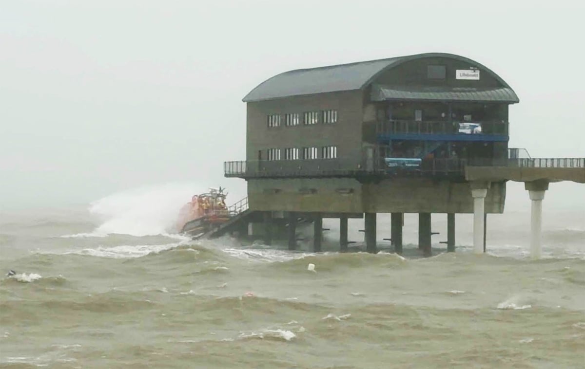 DRAMATIC FOOTAGE CAPTURES RNLI LIFEBOAT BATTLING STORM AUSTEN WAVES