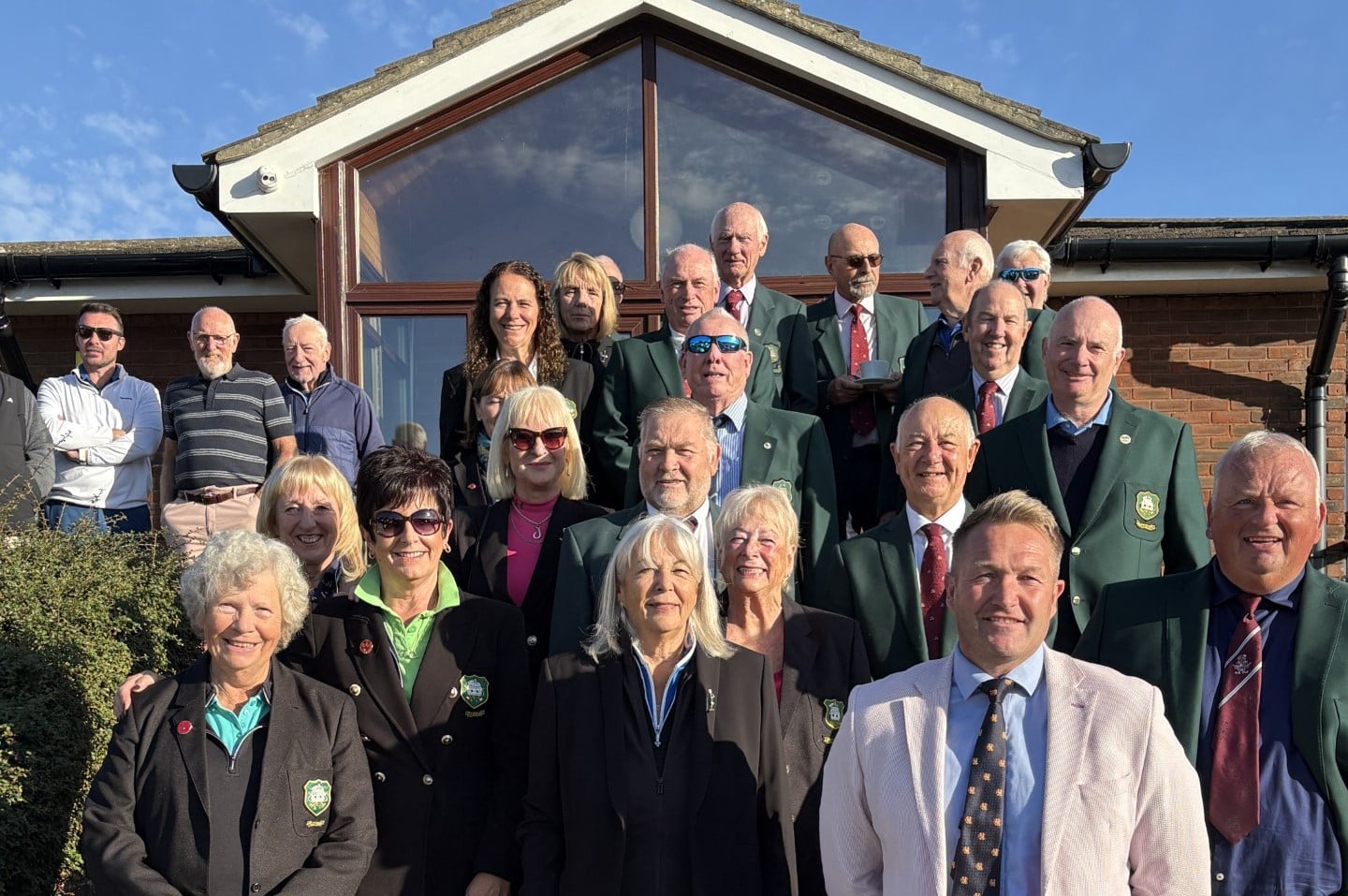 £9,400 RAISED FOR ALZHEIMER CAFÉ AS SHANKLIN & SANDOWN WELCOMES NEW CAPTAINS