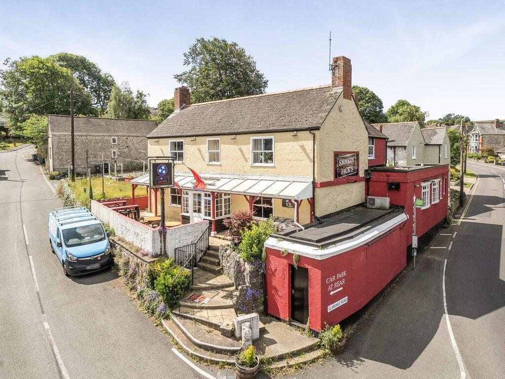 VILLAGERS BID TO SAVE WROXALL’S LAST PUB AS £295,000 COMMUNITY BUYOUT PLANS TAKE SHAPE